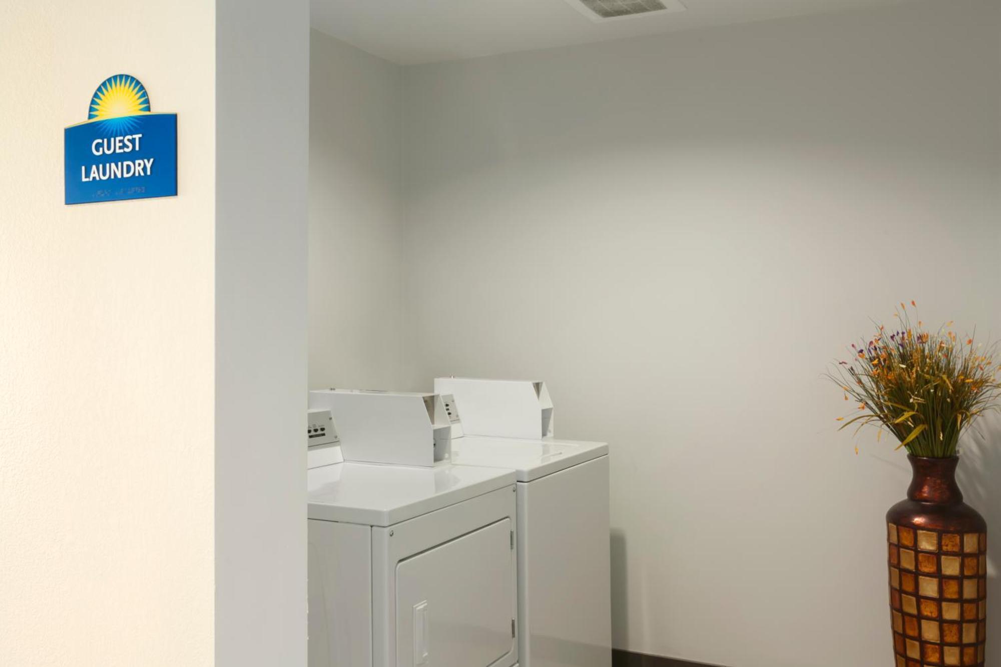 Days Inn By Wyndham Watertown Fort Drum Evans Mills Удобства фото